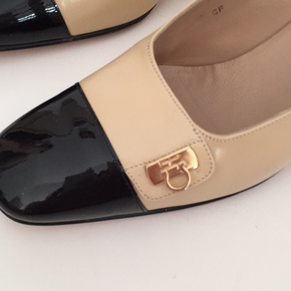 Salvatore Ferragamo Black Patent Cap-Toe Tan Leather Pumps - Gold Gancini - Picture 8 of 14